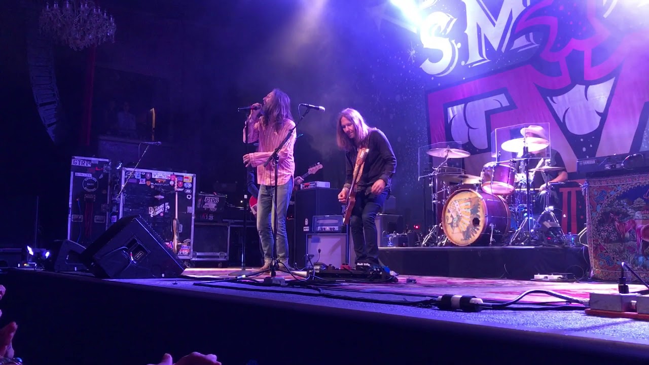 Blackberry smoke and Chris Robinson rocking out