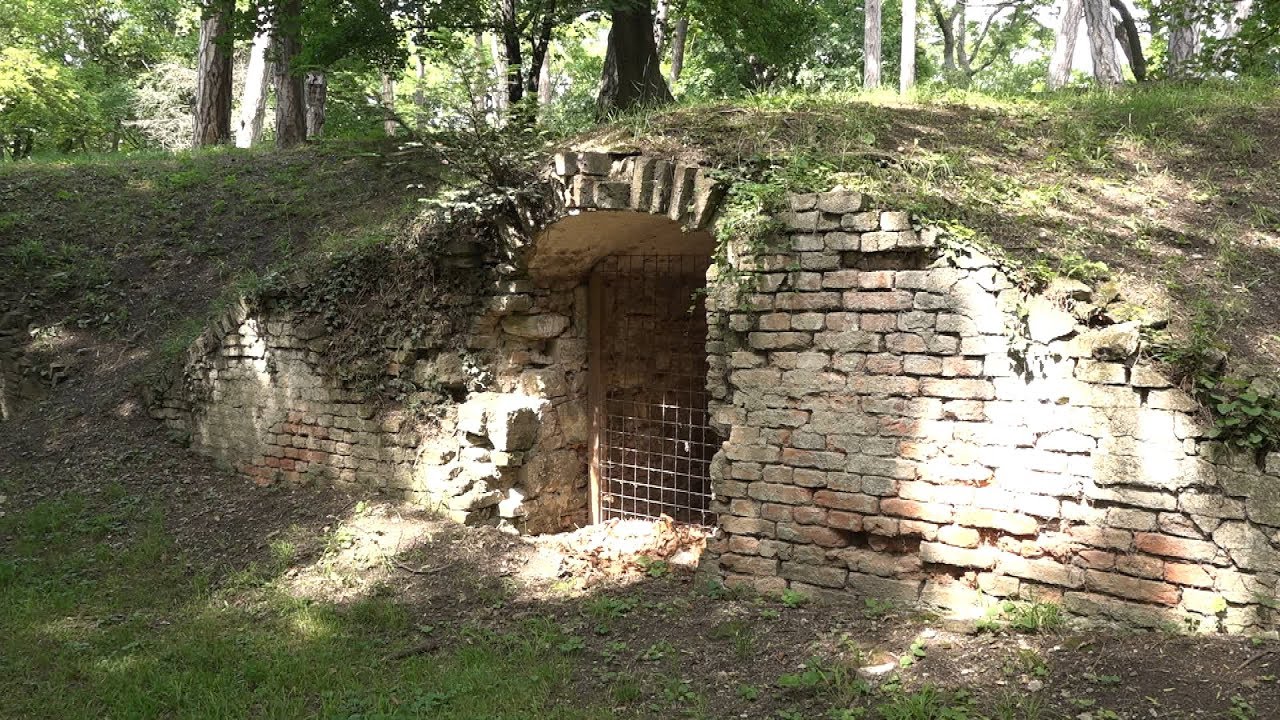 Fast vergessene Eiskeller im Schlosspark Laxenburg