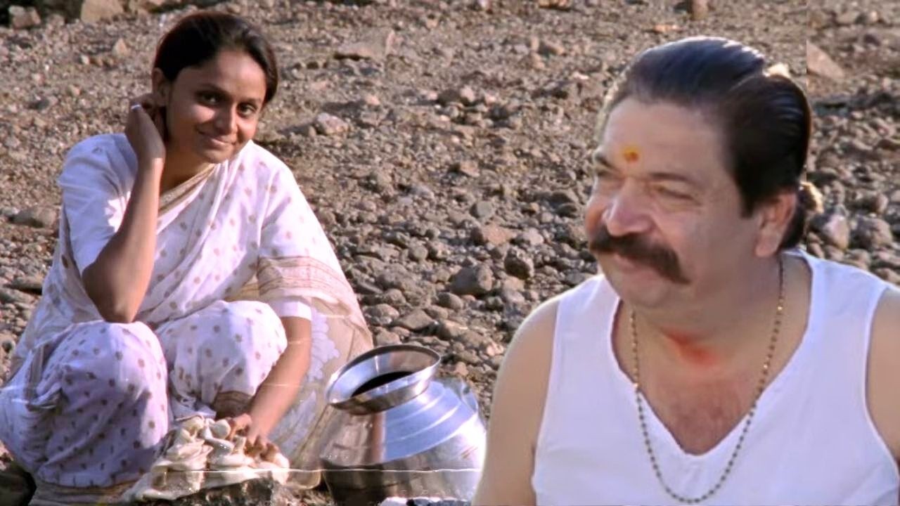 म्हातारा पडला विधवा बाईच्या प्रेमात - Movie Scene - Tingya Marathi Movie