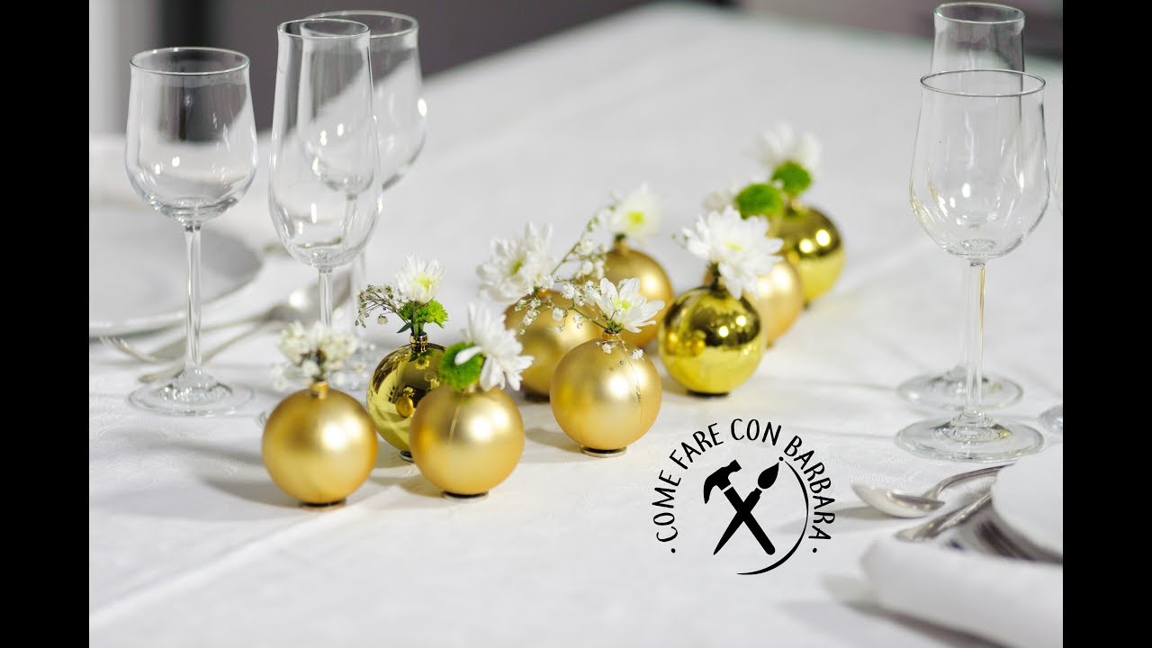 Centrotavola natalizio fai da te con palline di Natale  e fiori