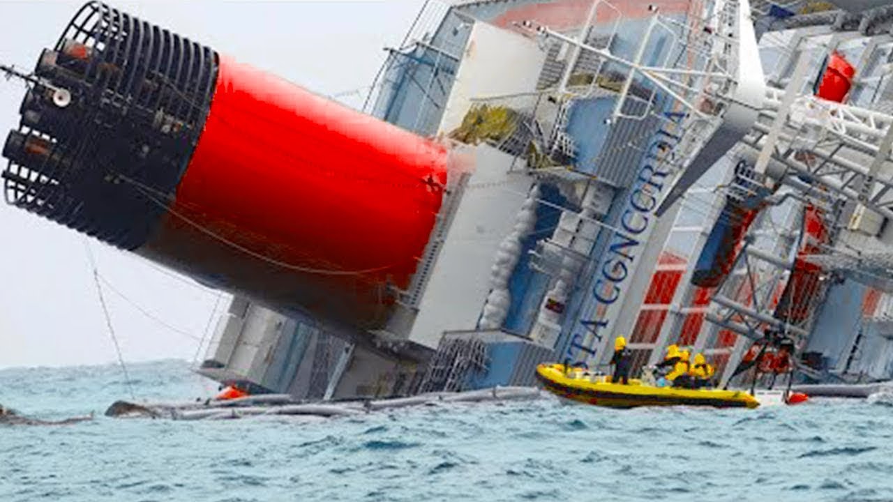 20 Navires en train de couler film&eacute;s par une cam&eacute;ra.