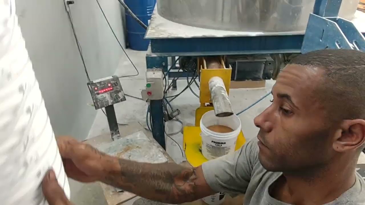 Envasadora com fechamento de baldes e esteira