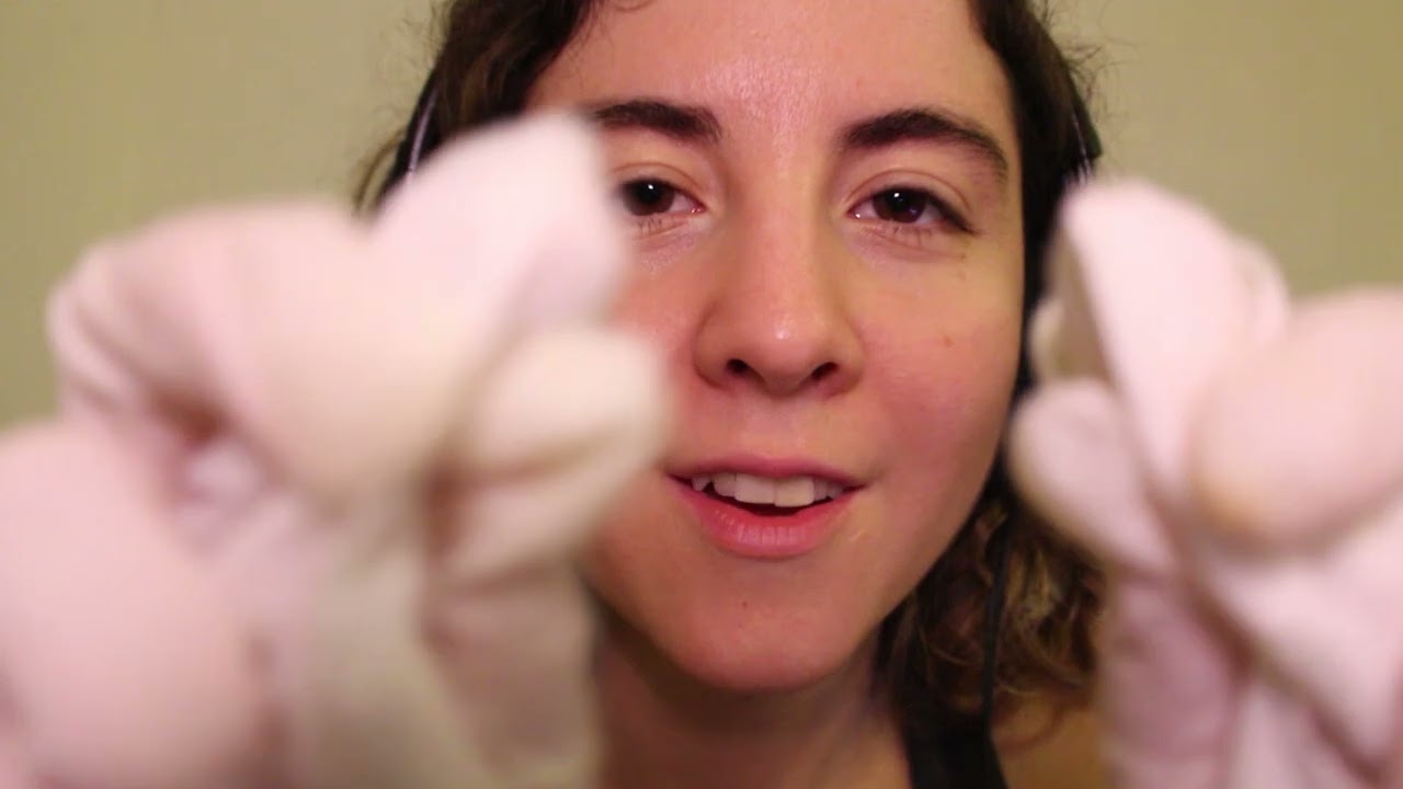 ASMR ESP | TU HERMANA TE QUITA PUNTOS NEGROS (GUANTES DE LATEX)