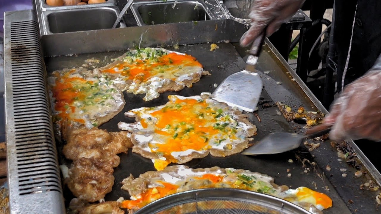 Indonesian Street Food - Oyster Omelette / Hoy Tod