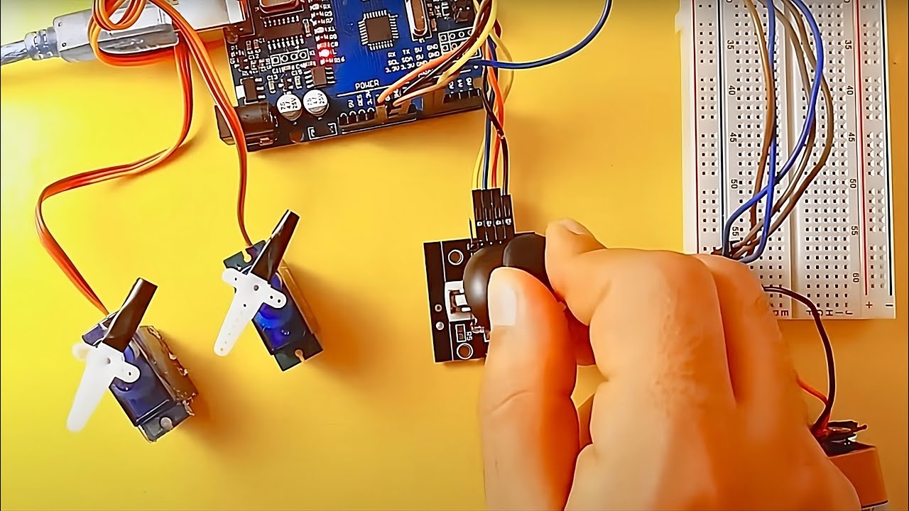 Как управлять серводвигателями с помощью джойстика и Arduino UNO R3