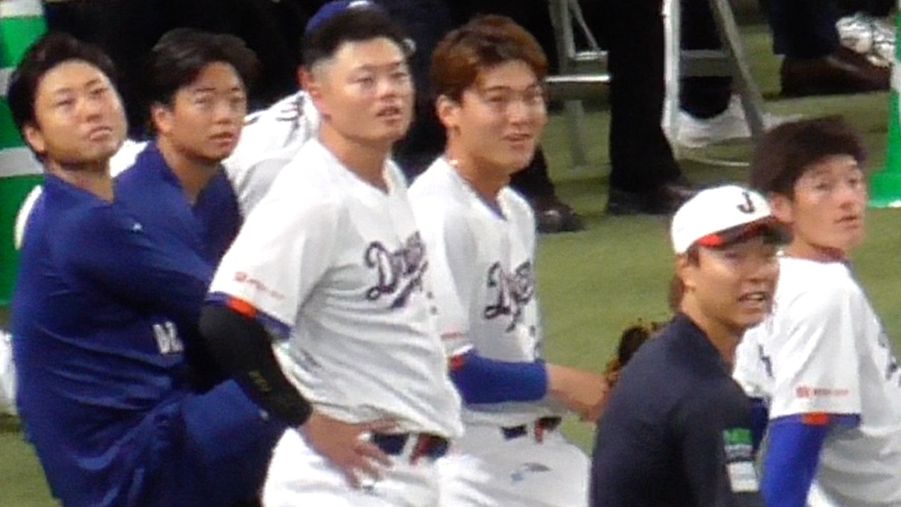 実は髙橋宏斗もドラゴンズの選手と一緒に大谷翔平たちの打撃練習を見学していた！　侍ジャパンVS中日ドラゴンズ　2026/02/28