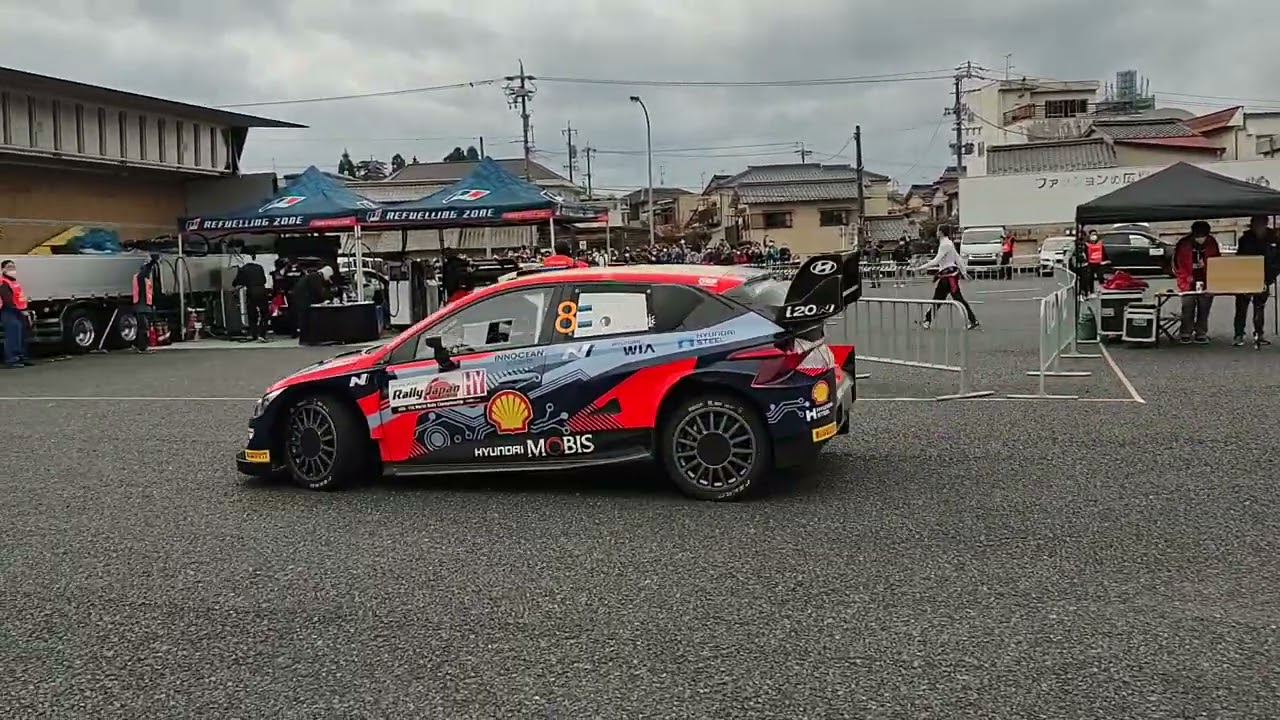 WRC ラリージャパン 給油 【その２】 別チームの何かが気になるオジェ