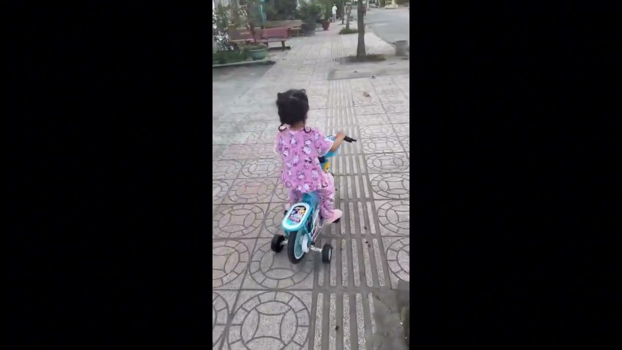 สอนลูกสาวขี่มอเตอร์ไซค์ หลังจากตัดต่อวิดีโอการ์ตูนเสร็จหลายชั่วโมง ฮ่าๆ