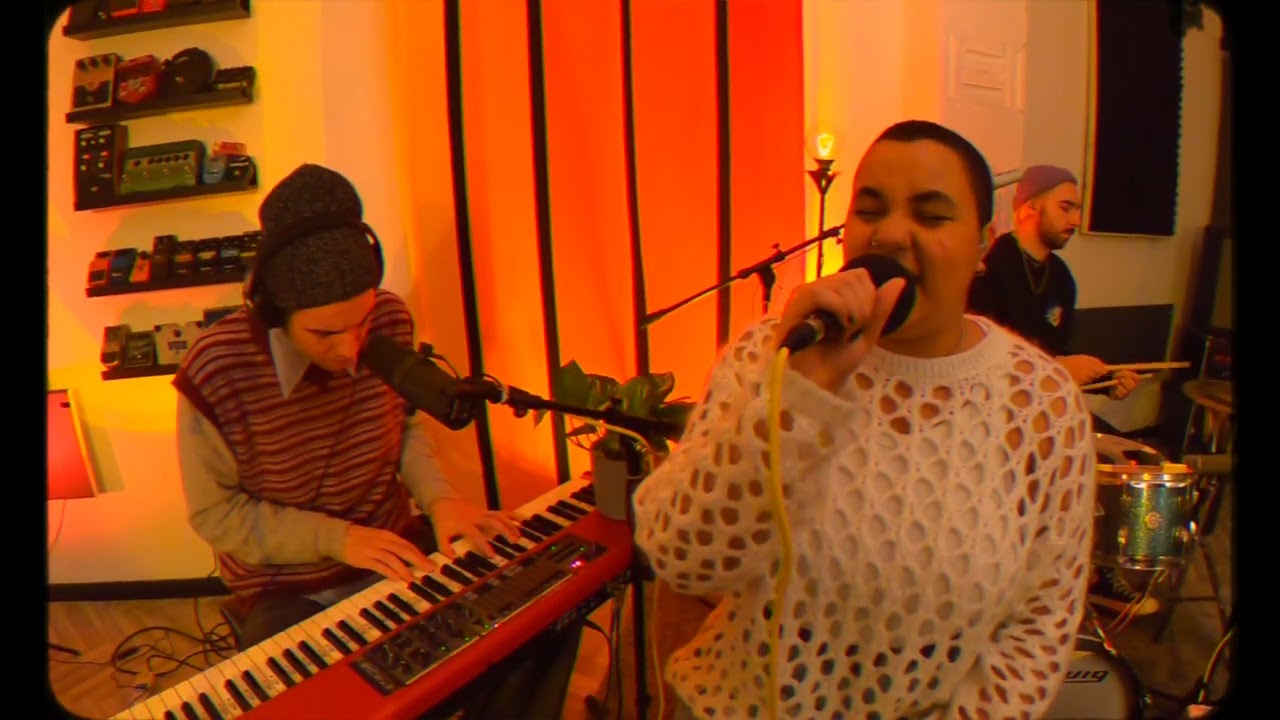 Bad Sounds Ft. Ruti- 'Move Into Me' (EFAVT Live Session)