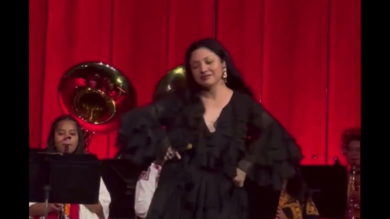 Emocionada Mon Laferte con rolas de Juanga y más en Bellas Artes