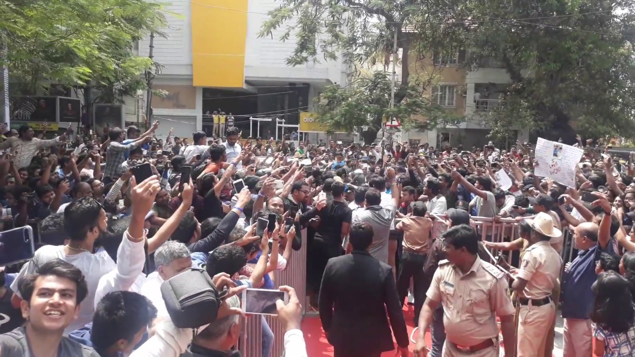 Ms Dhoni Crazy fans, at SEVEN store inauguration in Bangalore