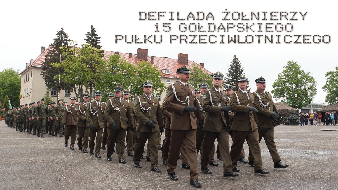 Defilada żołnierzy 15pplot podczas apelu z okazji 80-lecia sformowania pułku
