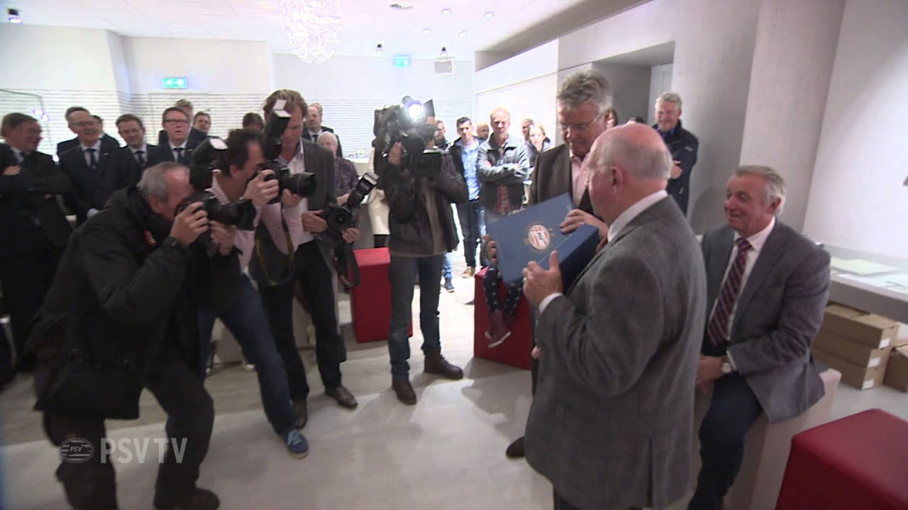 Guus Hiddink ontvangt eerste exemplaar PSV 100 jaar jubileum boek