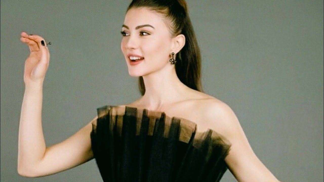 Stunning Pics Of Burcu Özberk | Sunehri Titliyan | Turkish actress #burcuozberk #sunehri_titliyan