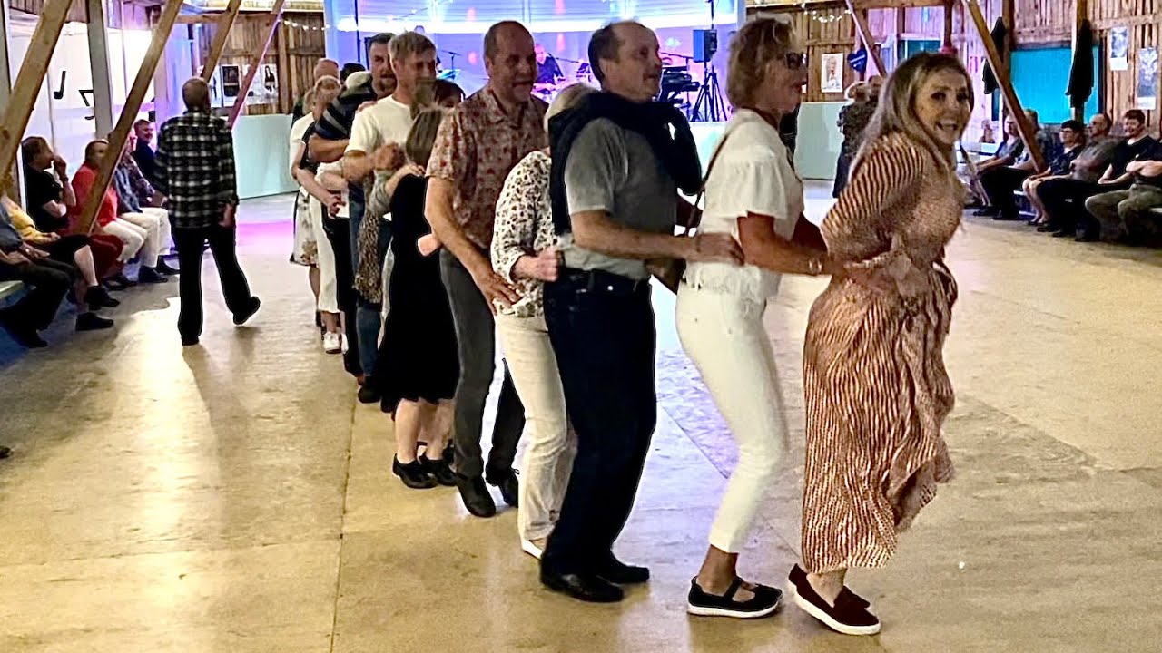 Marita Taavitsainen vetää letkajenkkaa