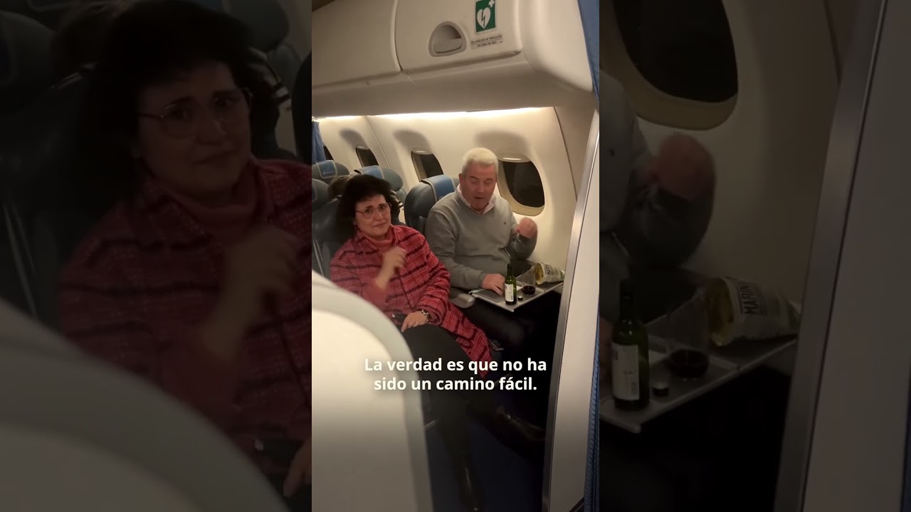 Un piloto de avi&oacute;n homenajea a sus padres en su primer vuelo