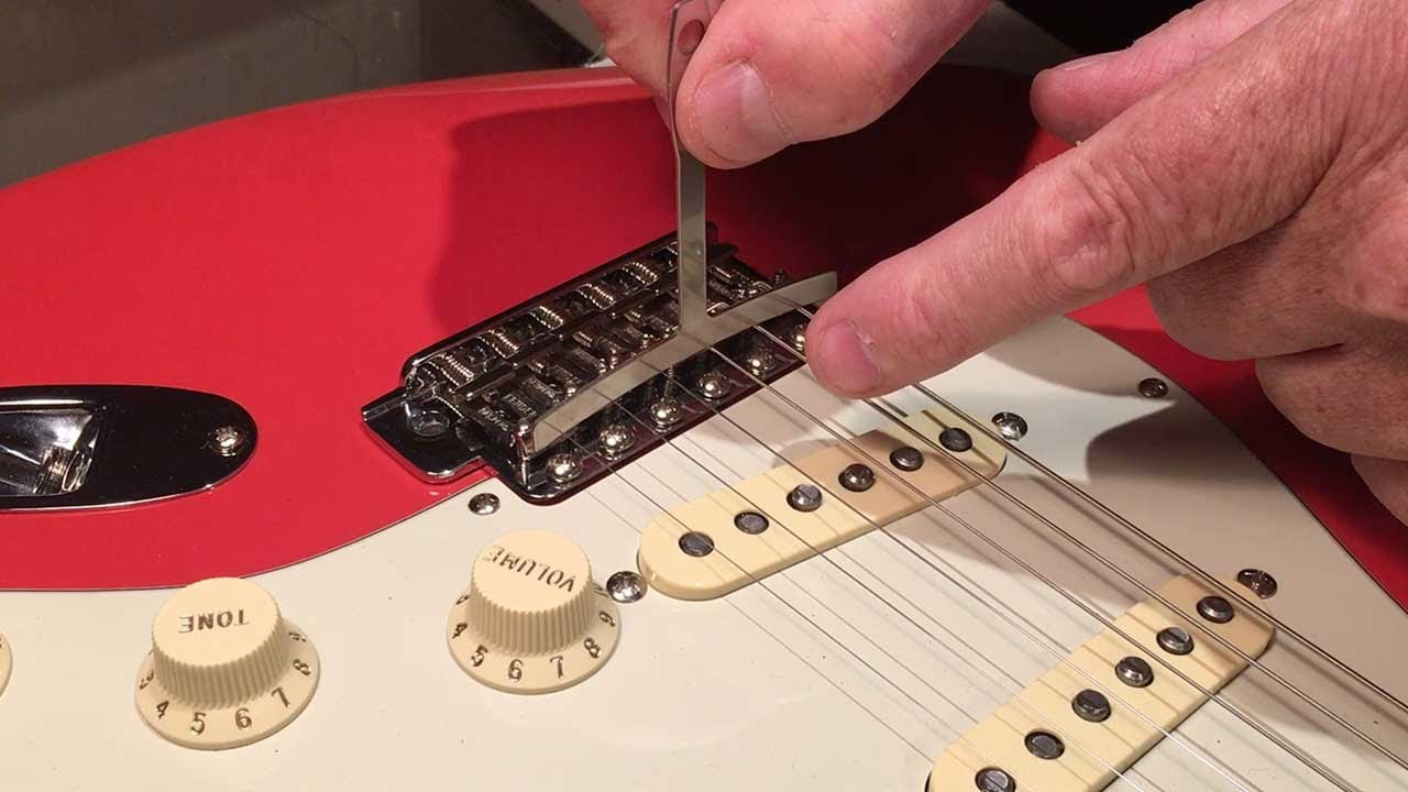 Как использовать радиусный калибр на бридже — Fender American Vintage II '61 Strat