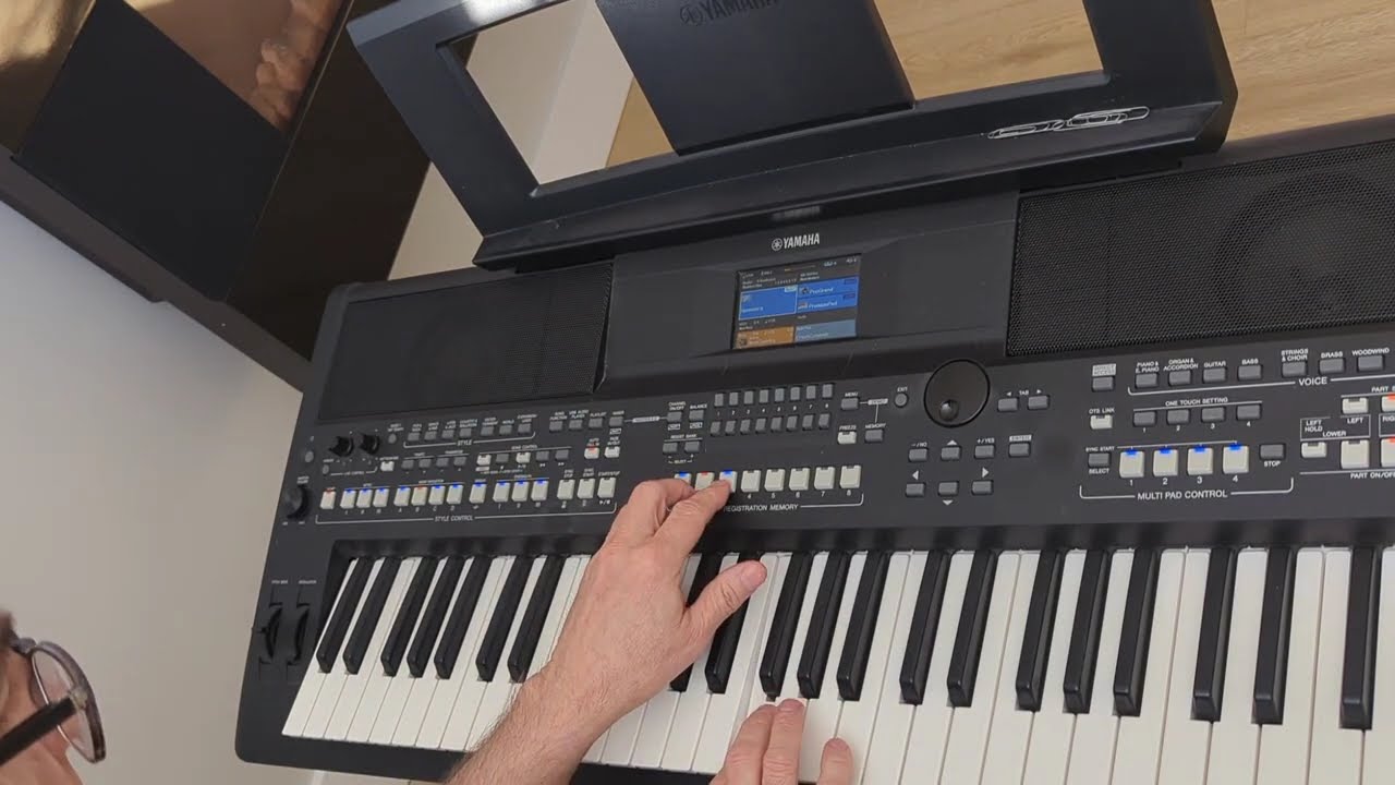PSR-SX600  Nowhere Man - The Beatles (short version)