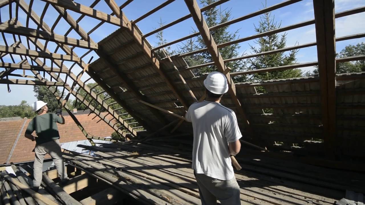 Demontáž střešní krytiny roubené polygonální stodoly