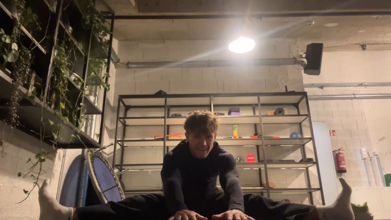 АСМР растяжка в спортзале+ ещё