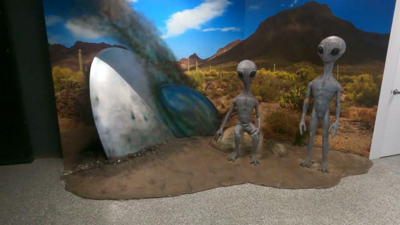 ⁴ᴷ⁶⁰ Walking the International UFO Museum and Research Center in Roswell, New Mexico