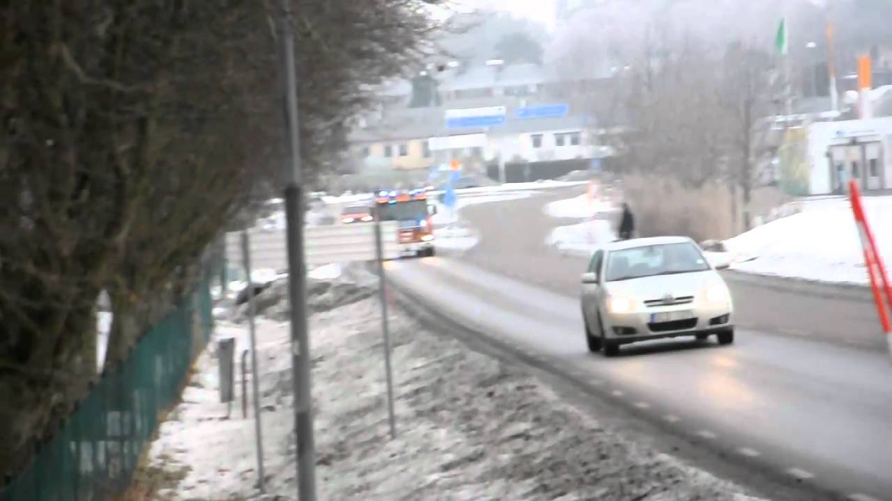 Ambulans och Räddningstjänst från Kungälv påväg mot trafikolycka