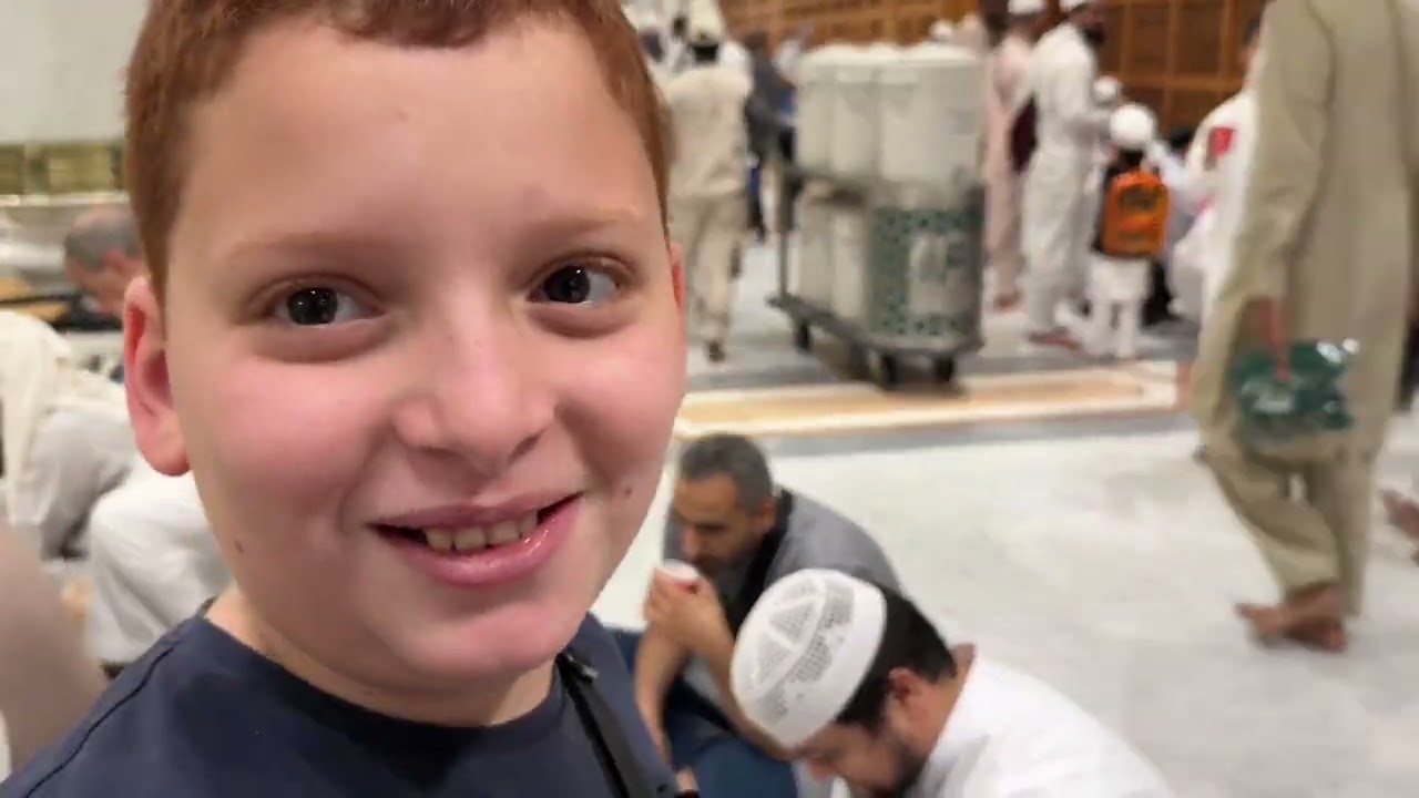 جمال العطاء في مسجد رسول الله عليه الصلاة والسلام 🤍#ألفة_سلام 🕊️✨