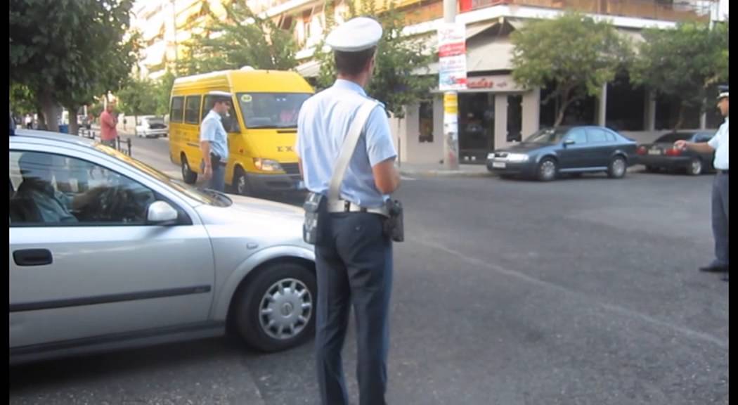 Έλεγχοι της Τροχαίας σε σχολικά λεωφορεία και διανομή ενημερωτικών φυλλαδίων σε μαθητές και γονείς