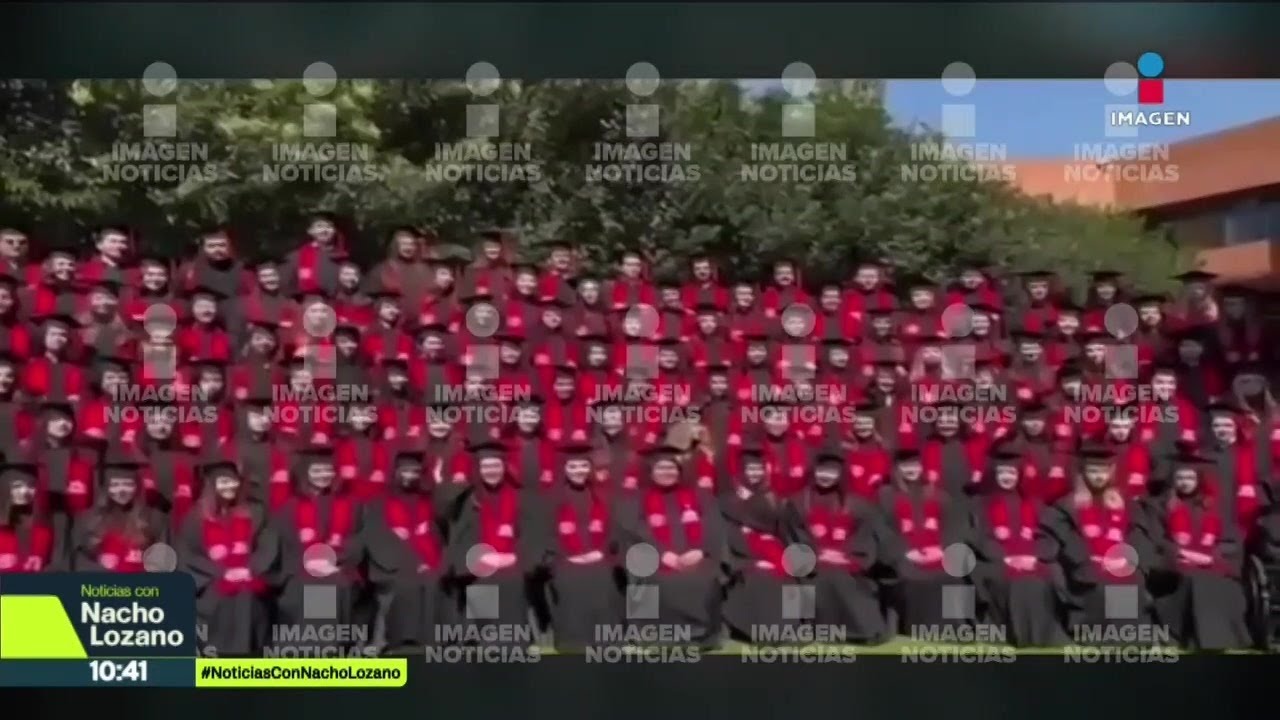 Así se desplomó el templete donde alumnos de la Ibero se tomaban una foto de graduación