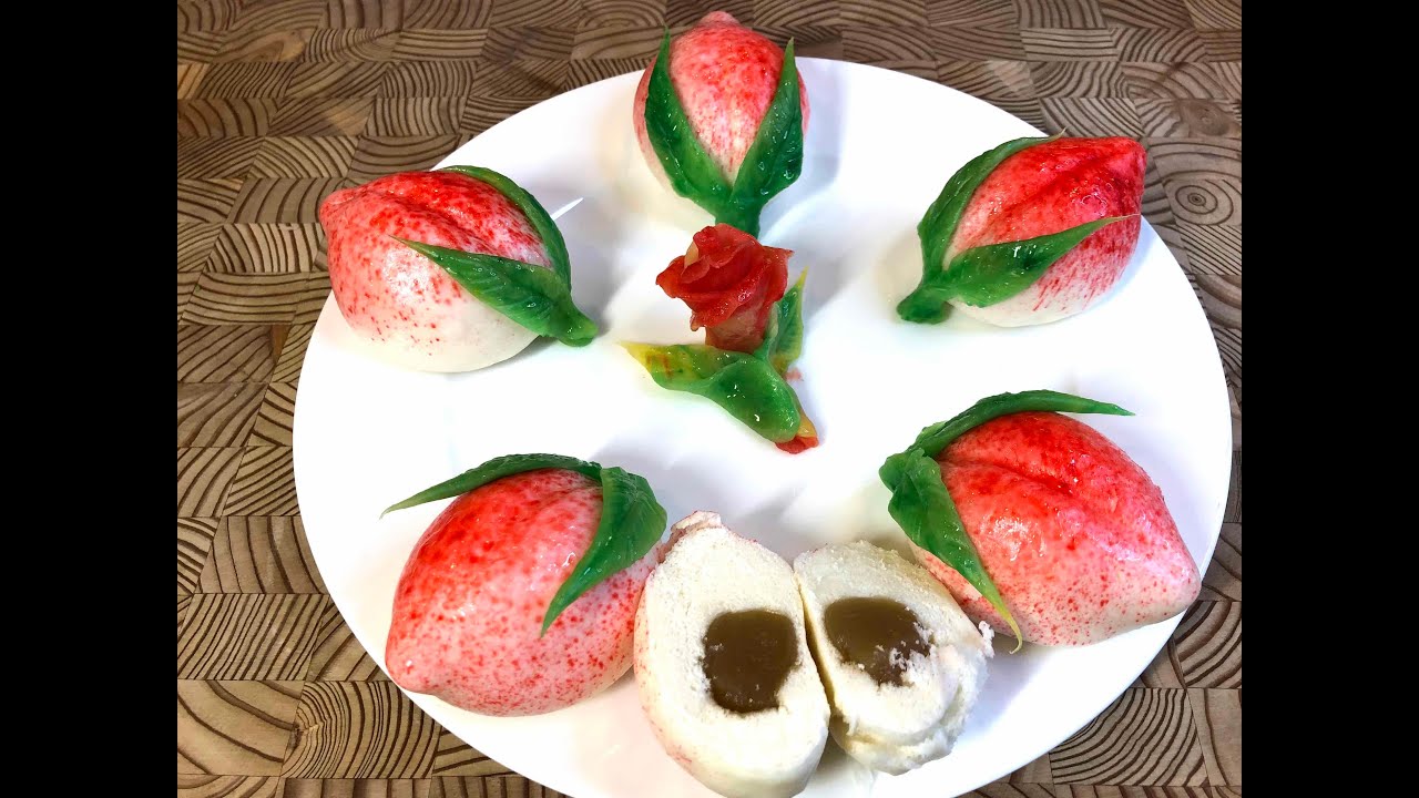 [壽桃蓮蓉飽]-發面皮制作而成壽桃蓮蓉飽，具有諸多優點，古老傳統發面只有承傳發楊，目前，無更好皮類取代它。綿軟眼幼，起發自然，松軟面香味濃，爽口，皮潔白有光澤，绝對沒有凹塌的現象，酵母皮無法相比。