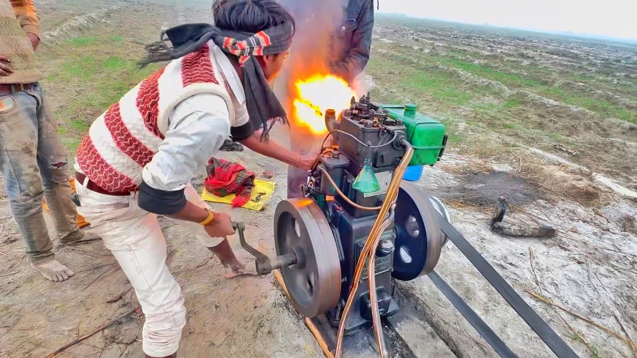 किसान अपने खेतों मे डीजल इंजन वॉटरपंप सिंचाईं क़ा काम करते अचानक से आई परेशानियों क़ा सामना करते हैं