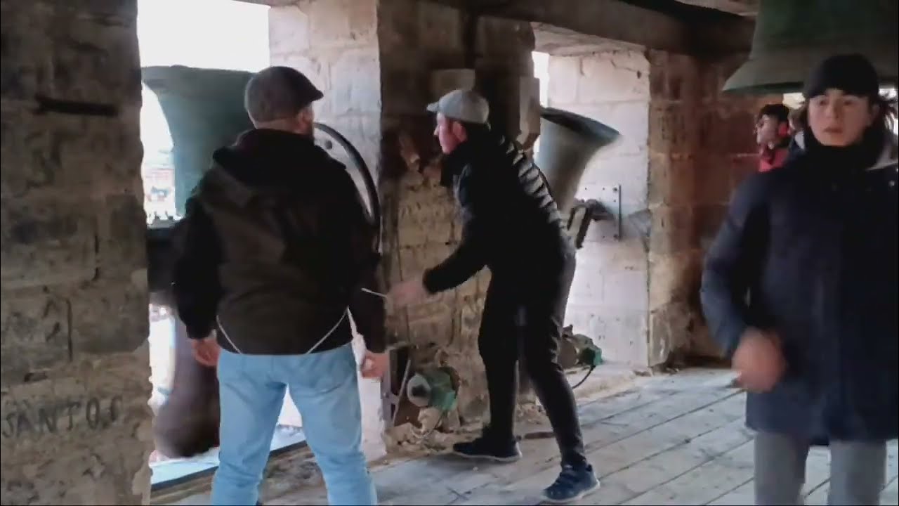 Repique y volteo de campanas en San Gil, Burgos.