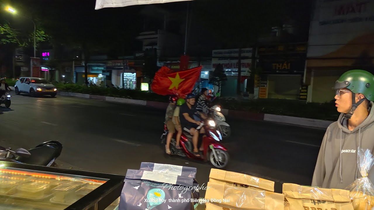 người dân thành phố Biên Hòa Ra đường ăn mừng đi bão Việt Nam vô địch