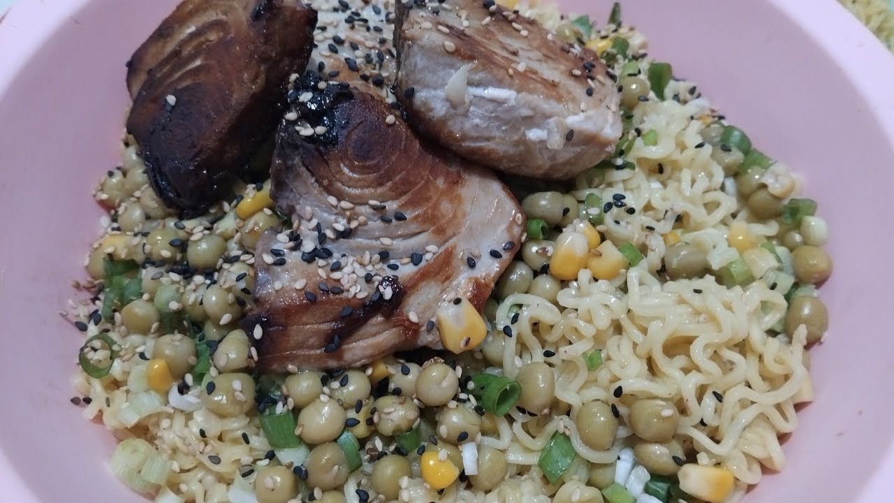 É ISSO QUE EU FAÇO QUANDO QUERO COMER ALGO DIFERENTE KKK VOCÊ COMERIA? 