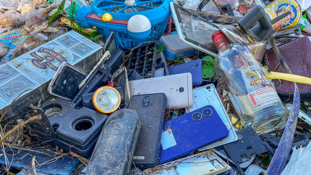 WOw..😱Junkyard landfill, I found many broken phones in this landfill || Restoration phone