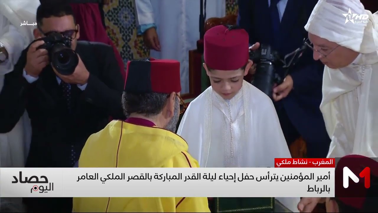 الطفل زيد البقالي الذي يبلغ 10 سنوات يتسلم من يدي أمير المؤمنين جائزة الطفل الحافظ