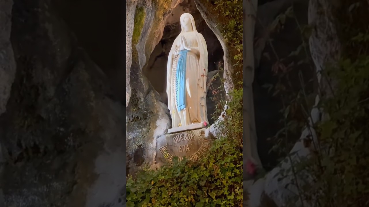 Asombro y fe en la Gruta de Lourdes con la Virgen Mar&iacute;a #VirgenDeLourdes #GrutaDeLourdes