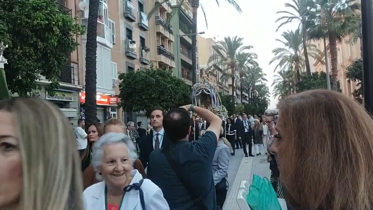 Simpecado  de la hermandad de Huelva desde la merced hasta la esperanza 