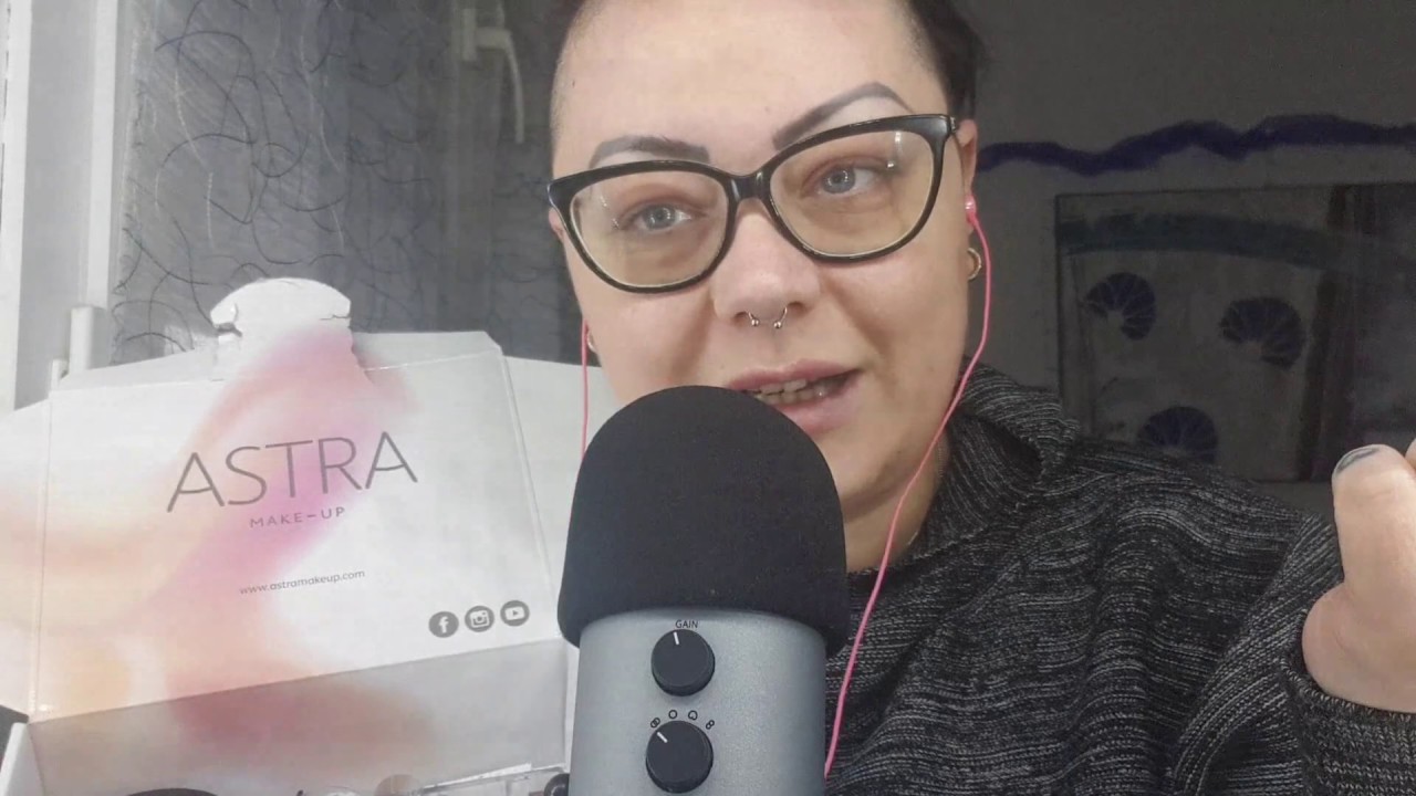 ASMR ITA|  show and tell prodotti makeup | whispering + tapping