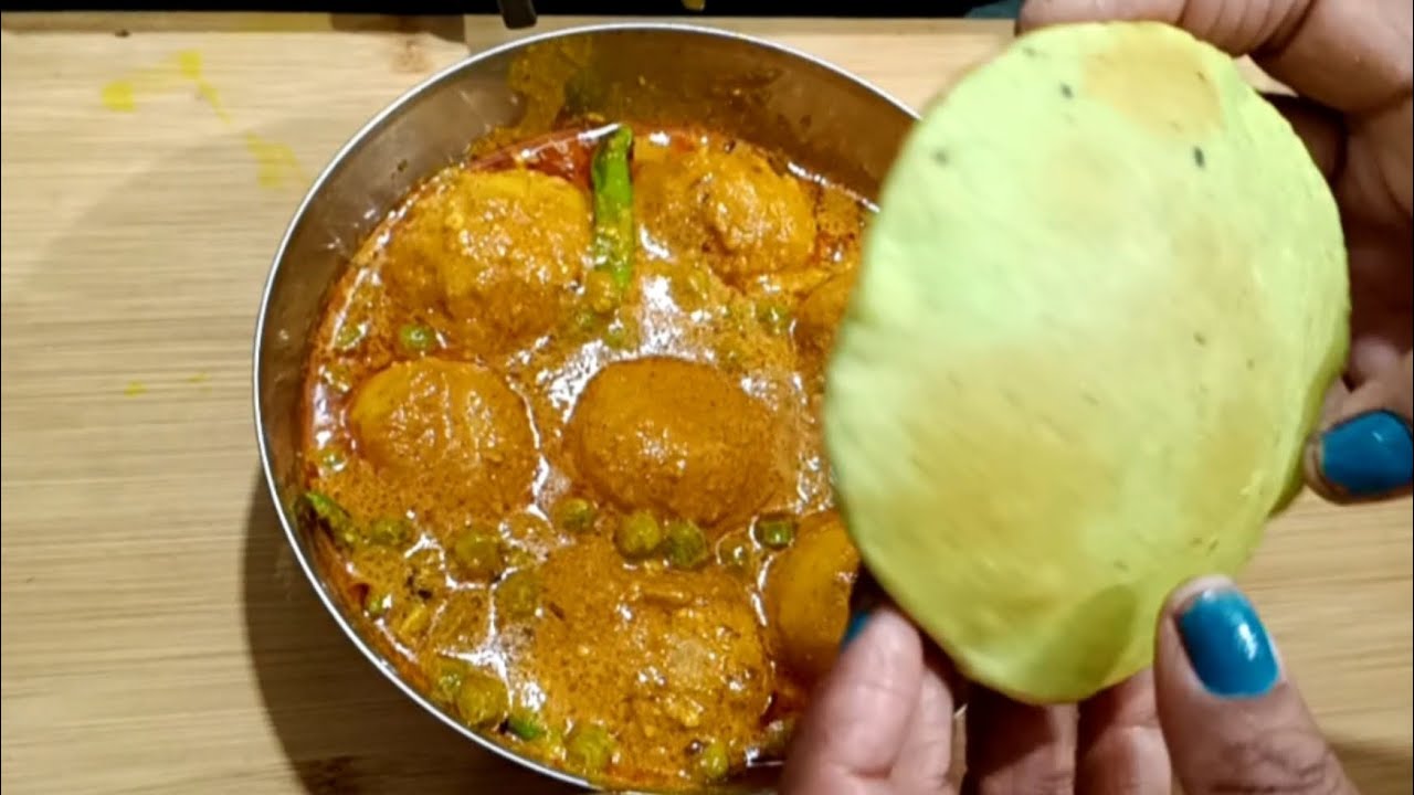 Koraishutir Kachori with Dum Aloo | Bengali Style Matar Kachori Recipe | Winter Special Recipe