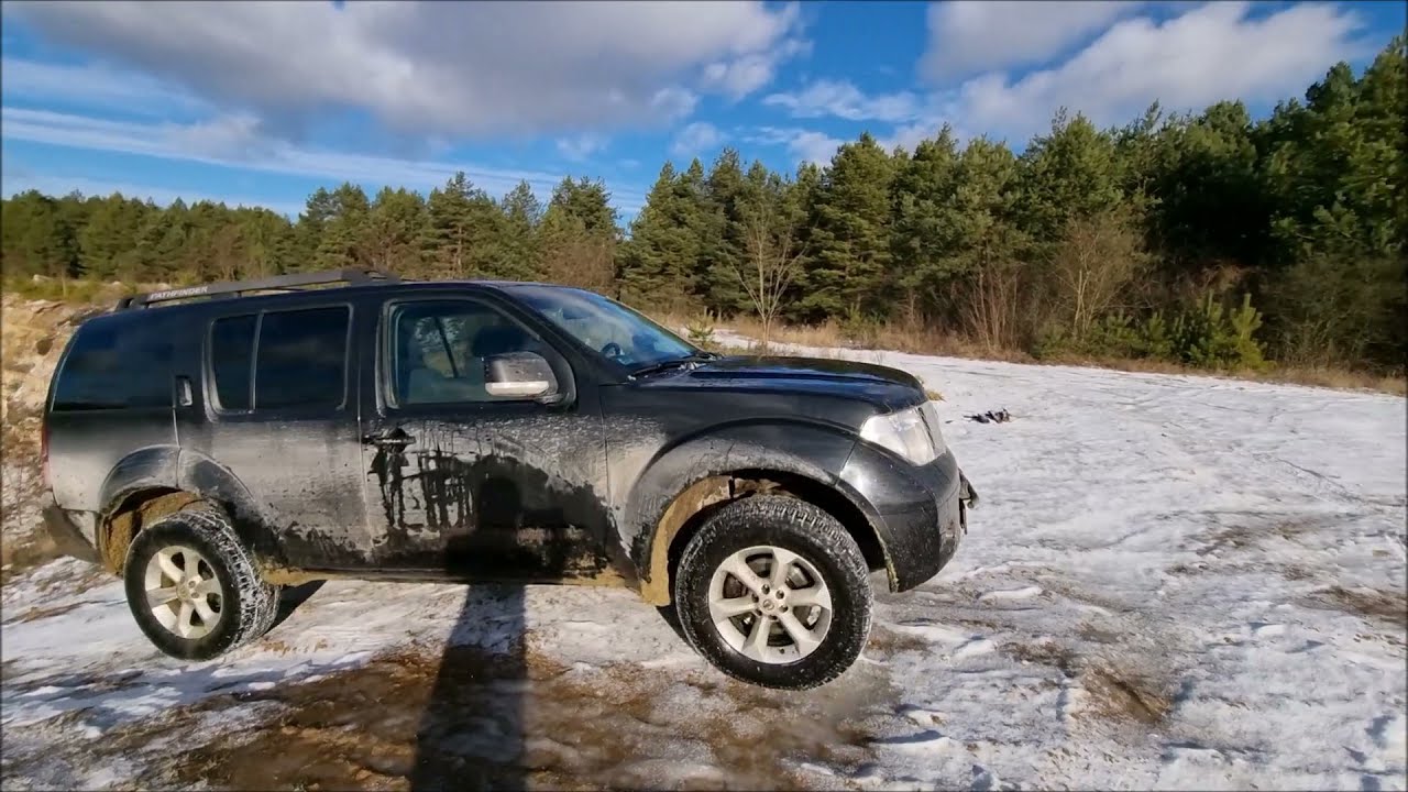 Nissan Pathfinder 2.5 dci in terrain