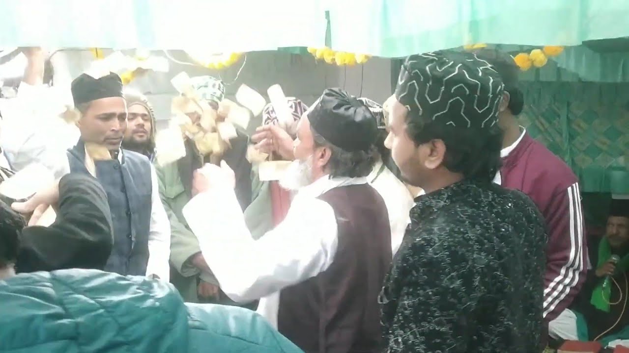 Darbar e Gaushia me पैसों की बारिश 