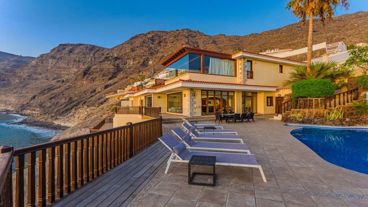 W-02RRIT: Imposing luxury property above the beach of Los Gigantes, Tenerife South!