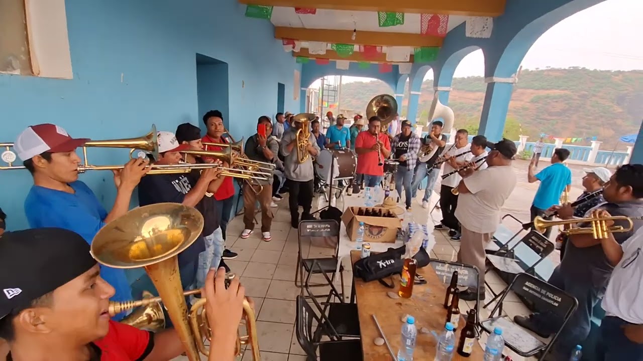 La Banda de Alpoyecansingo Y La Banda de San Ildelfonso salinas tocando al mismo tiempo