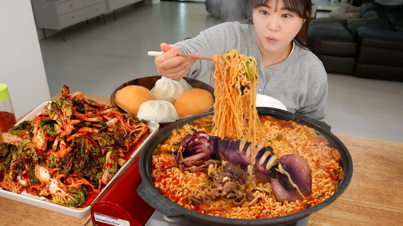 Горячий суп с лапшой быстрого приготовления и целыми кальмарами 🦑Кимчи Мукбанг из озимой капусты