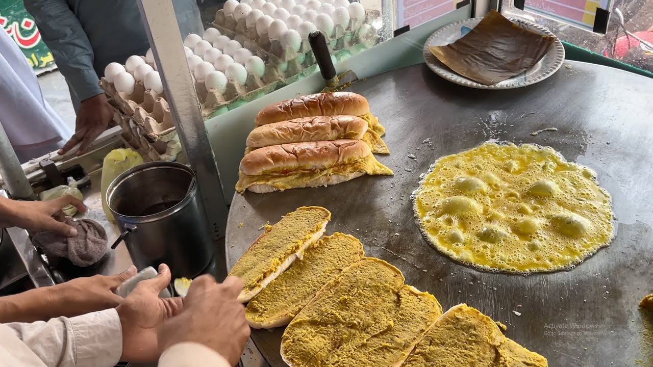 PAKISTANI STREET FOOD | LAHORI BURGER CHICHAWATNI - STREET FOODERS