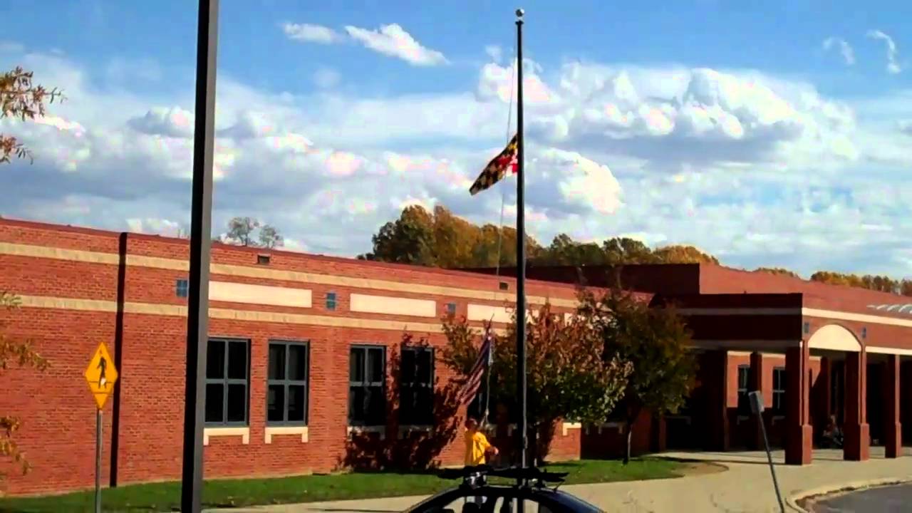 alert citizen corrects flying of American flag upside at mon