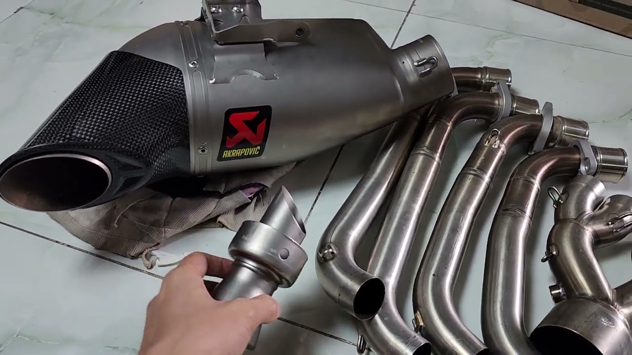 Pô Akrapovic đút gầm carbon chính hãng, pô lướt mới chạy 20km . bán thanh lý.