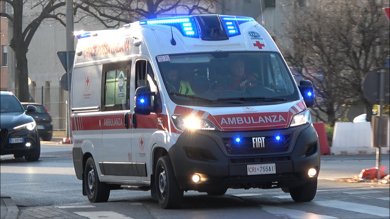[DOUBLE SIREN] Ambulanza Croce Rossa Padova in emergenza - Red Cross ambulance responding code 3