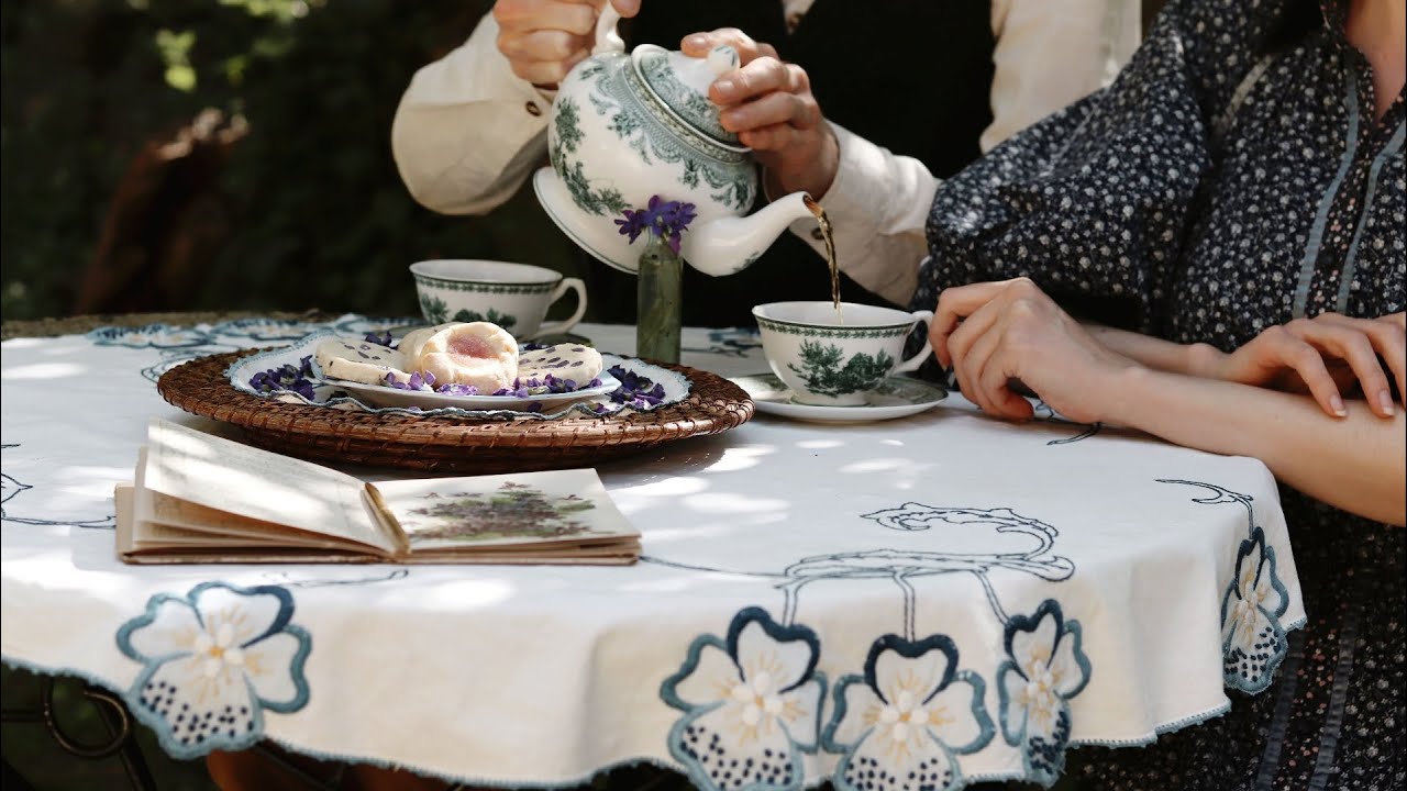 🌸SLOW LIVING COTTAGE DAYS | Edible Flower Baking | Vintage Cottagecore Lifestyle Vlog